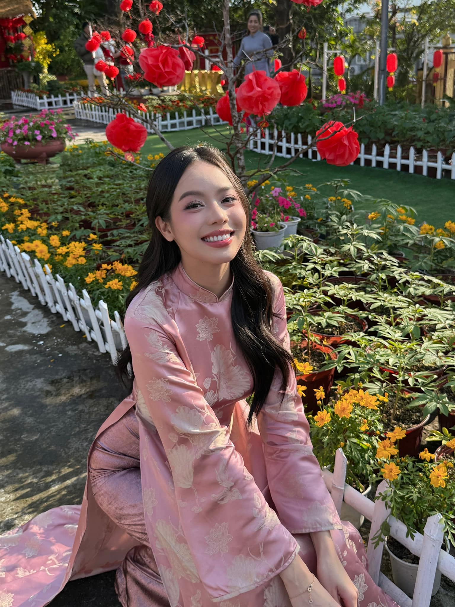 Vũ trụ mỹ nhân Việt nhập đường đua mùng 1 Tết: Thùy Tiên - Thanh Thủy đọ sắc bất phân thắng bại- Ảnh 6. Vũ trụ mỹ nhân Việt nhập đường đua mùng 1 Tết: Thùy Tiên - Thanh Thủy đọ sắc bất phân thắng bại- Ảnh 6.