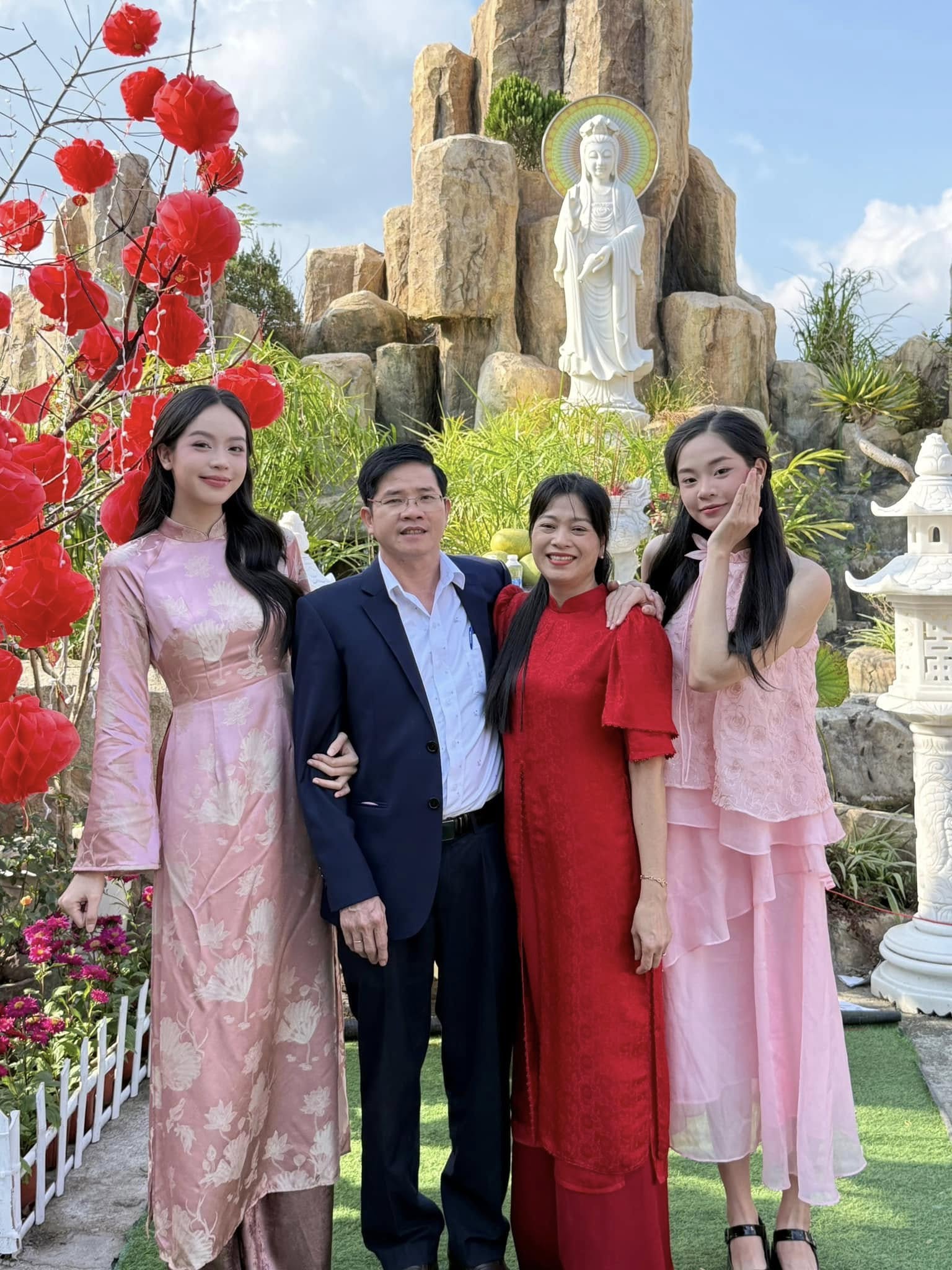 Vũ trụ mỹ nhân Việt nhập đường đua mùng 1 Tết: Thùy Tiên - Thanh Thủy đọ sắc bất phân thắng bại- Ảnh 7. Vũ trụ mỹ nhân Việt nhập đường đua mùng 1 Tết: Thùy Tiên - Thanh Thủy đọ sắc bất phân thắng bại- Ảnh 7.