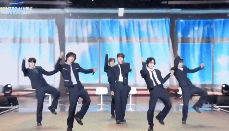 Nh&oacute;m nam viral v&igrave; h&aacute;t qu&aacute; dở, bị gọi l&agrave; 