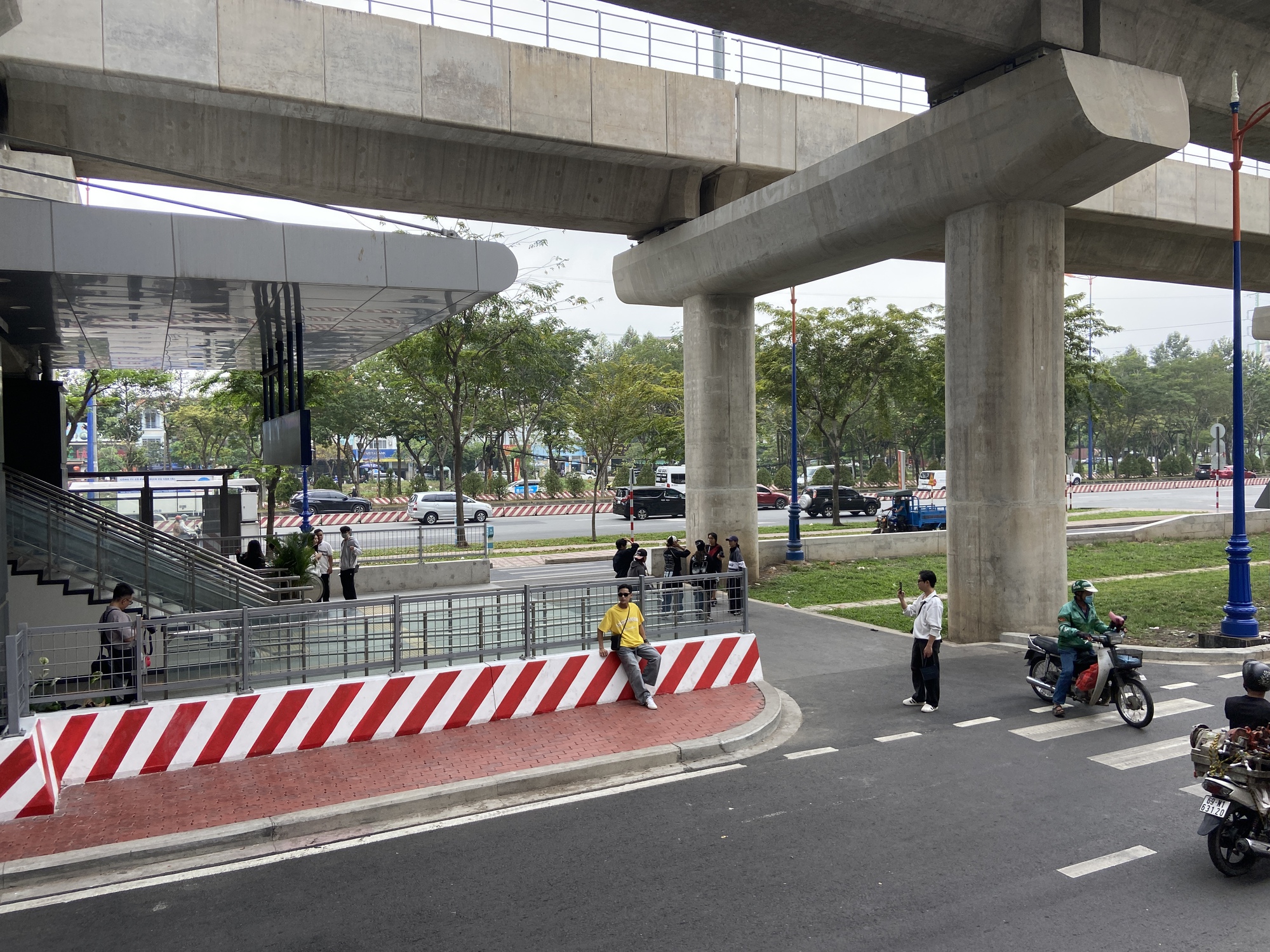 Giới trẻ ngày đêm túc trực bắt trend chụp ảnh tại ga An Phú: "Visual rất Việt Nam nhưng cứ Thái Lan, Nhật - Hàn kiểu gì ấy!"- Ảnh 6.