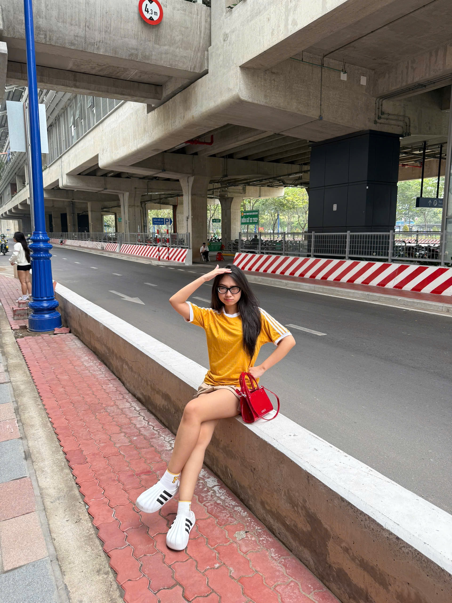 Giới trẻ ngày đêm túc trực bắt trend chụp ảnh tại ga An Phú: "Visual rất Việt Nam nhưng cứ Thái Lan, Nhật - Hàn kiểu gì ấy!"- Ảnh 7.