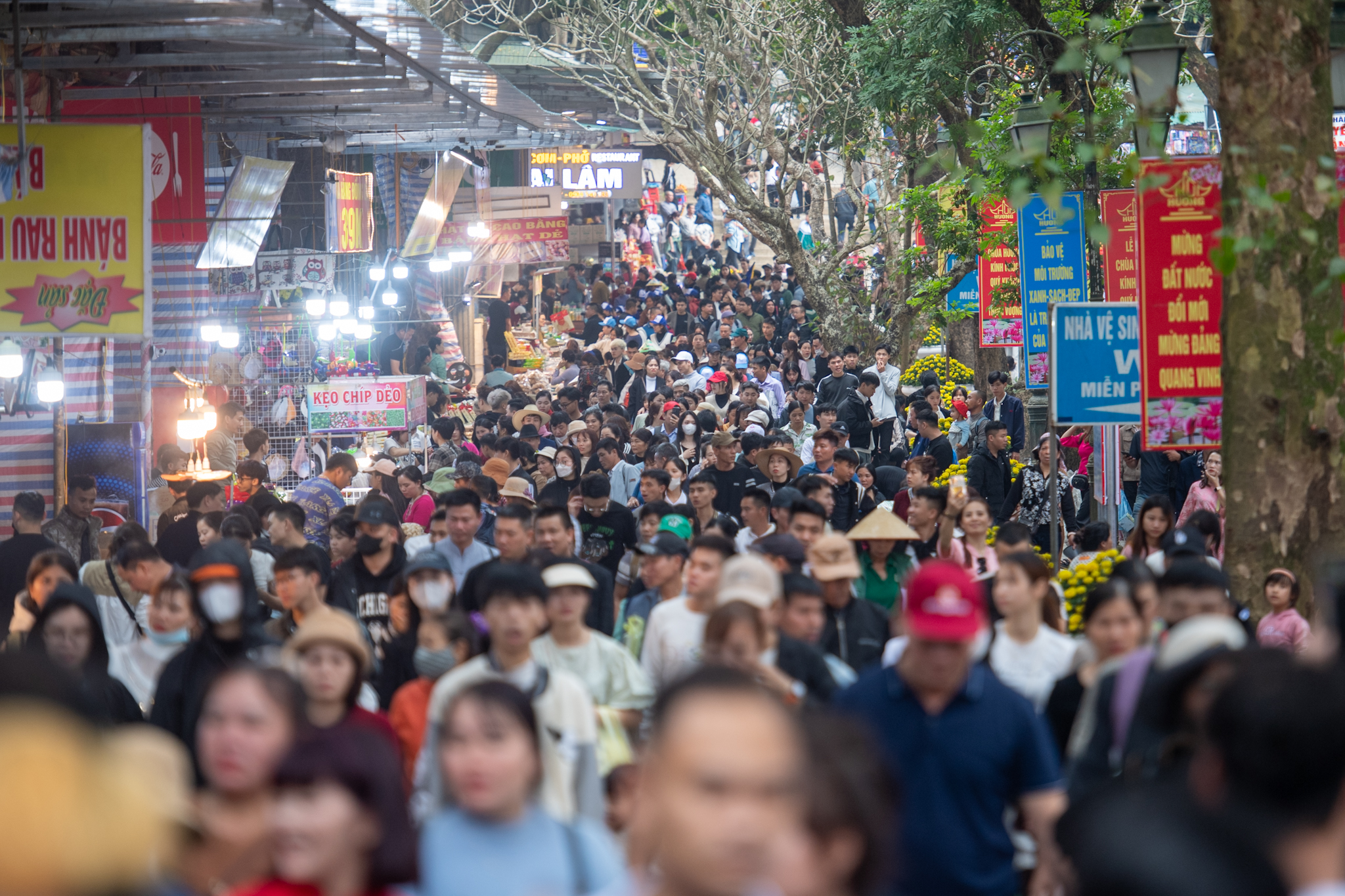 Mùng 5 Tết: Lái đò chen chúc đưa hàng nghìn du khách thập phương đến lễ chùa Hương- Ảnh 1.