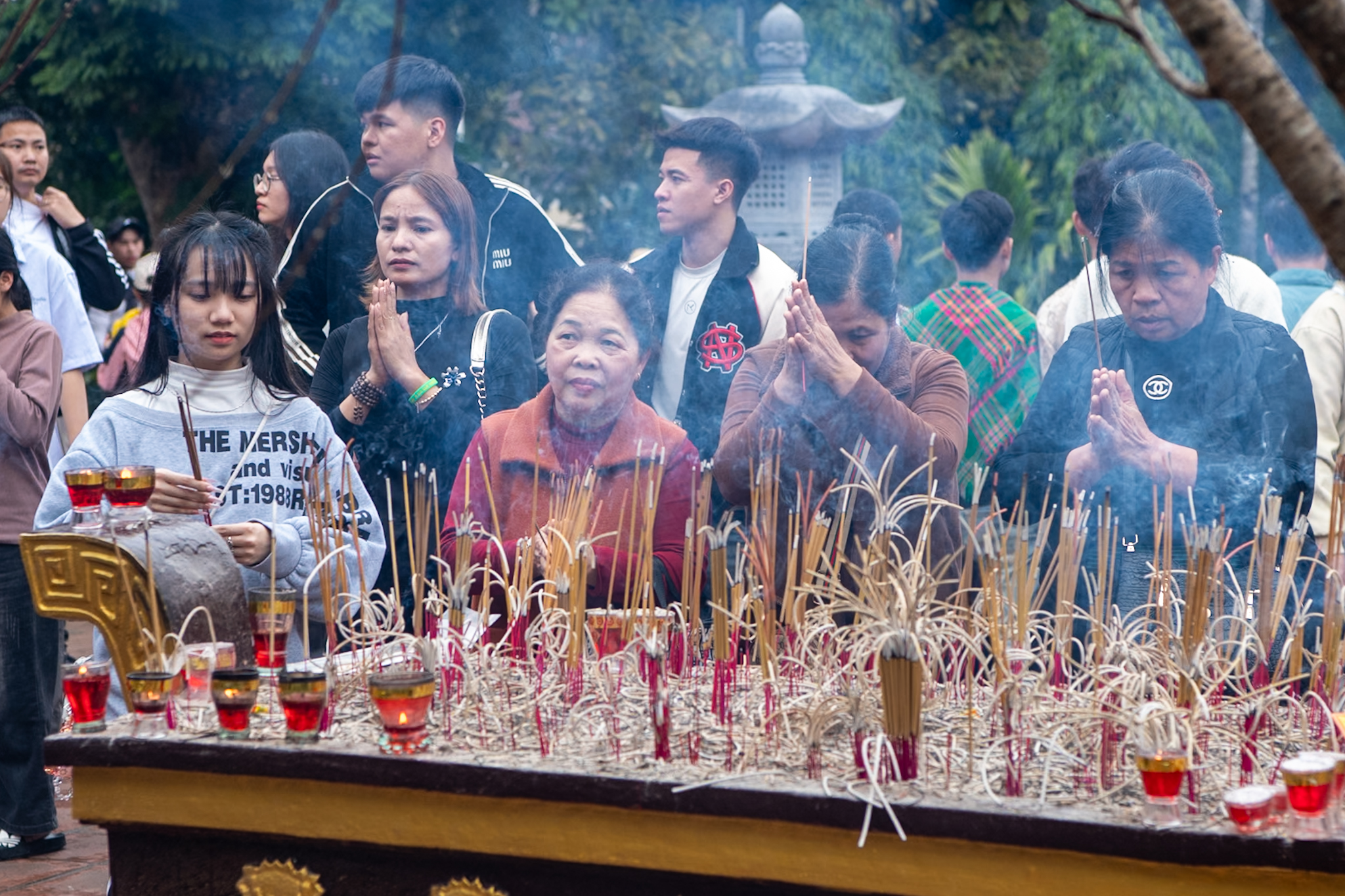 Mùng 5 Tết: Lái đò chen chúc đưa hàng nghìn du khách thập phương đến lễ chùa Hương- Ảnh 15.