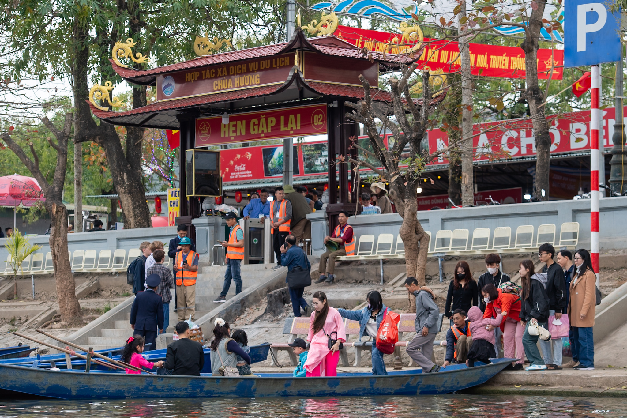 Mùng 5 Tết: Lái đò chen chúc đưa hàng nghìn du khách thập phương đến lễ chùa Hương- Ảnh 2.