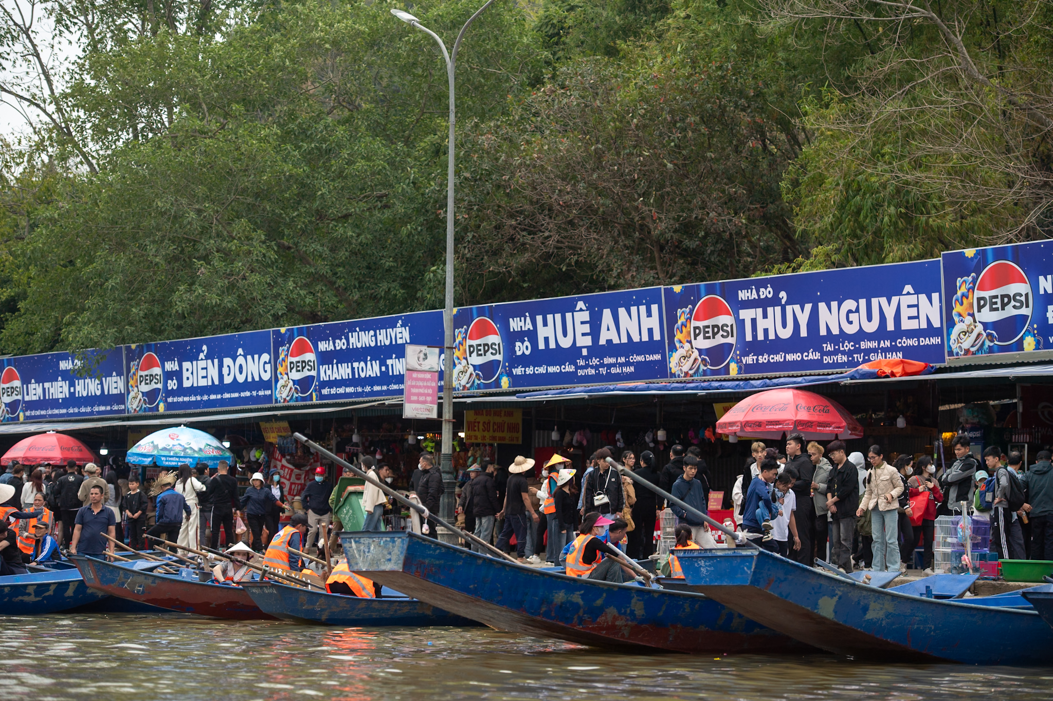 Mùng 5 Tết: Lái đò chen chúc đưa hàng nghìn du khách thập phương đến lễ chùa Hương- Ảnh 3.