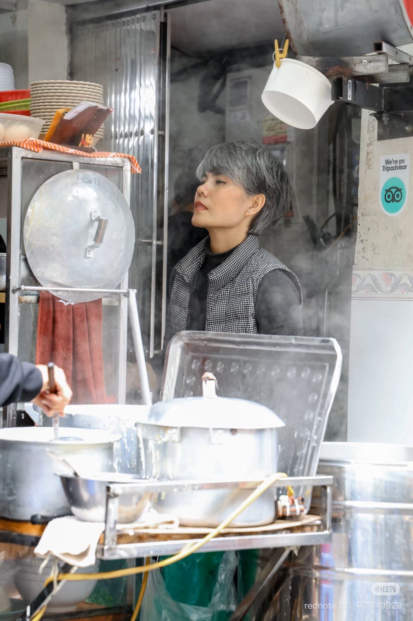 Du khách Trung Quốc bất ngờ phát hiện "Vương Phi bán phở ở Hà Nội", hoá ra cũng là người rất nổi tiếng tại Việt Nam- Ảnh 4.