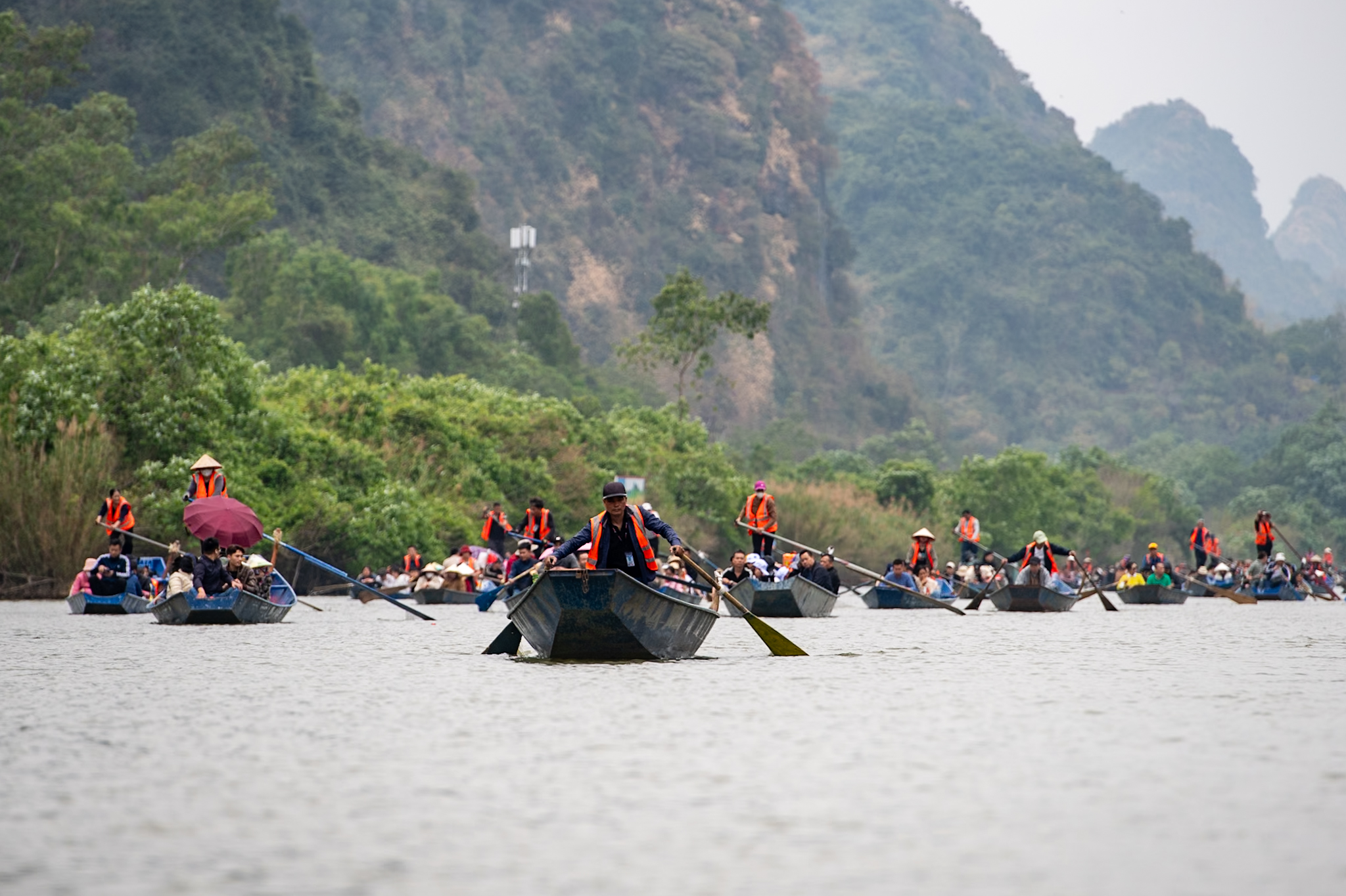 Mùng 5 Tết: Lái đò chen chúc đưa hàng nghìn du khách thập phương đến lễ chùa Hương- Ảnh 4.