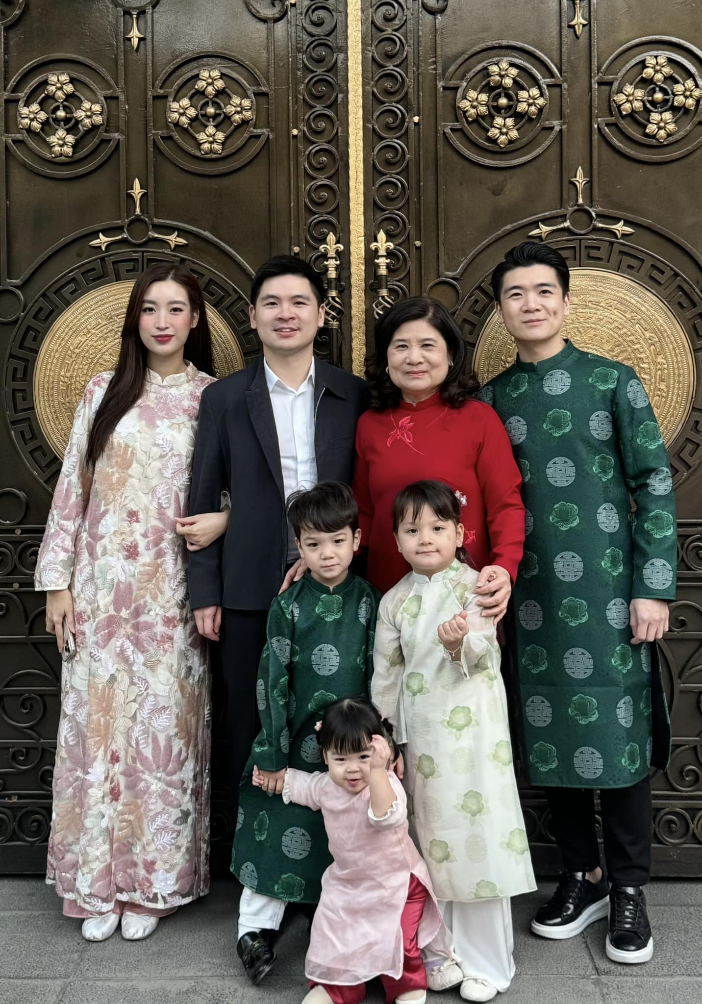 Chủ tịch H&agrave; Nội FC tung ảnh hạnh ph&uacute;c b&ecirc;n Đỗ Mỹ Linh v&agrave; gia đ&igrave;nh, &aacute;i nữ chiếm spotlight của mẹ hoa hậu- Ảnh 1.