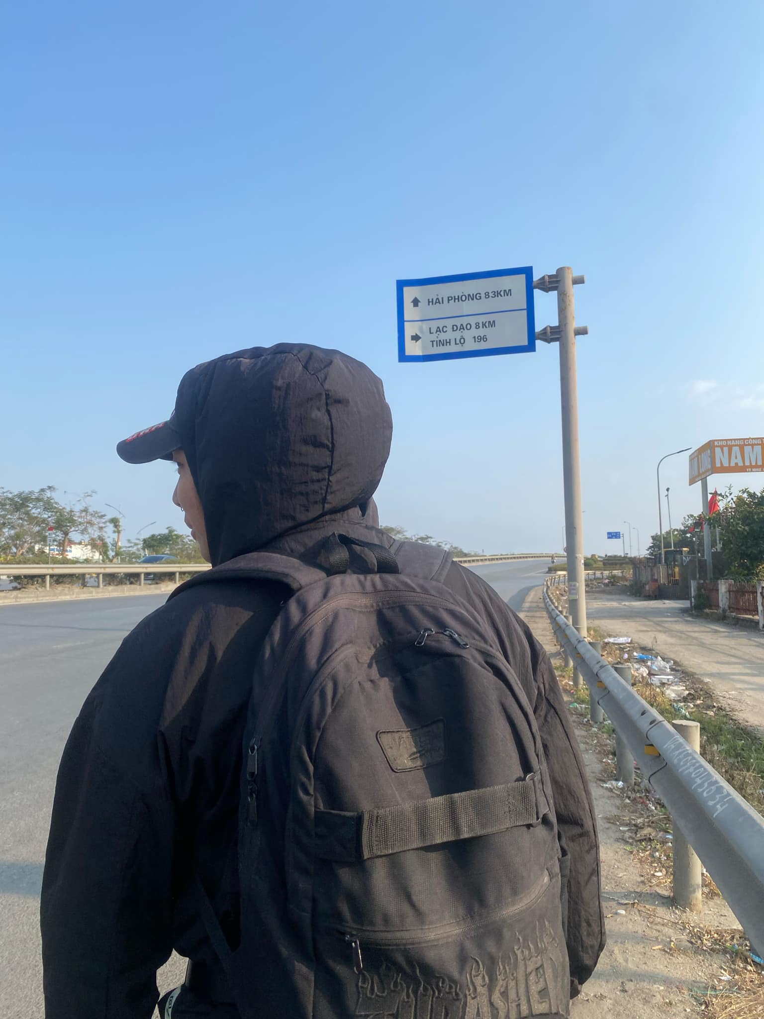 Độc lạ có thật 100%: Sao nam Vbiz đi bộ hơn 100km, suốt 20 tiếng về diện kiến gia đình bạn gái!- Ảnh 2. Độc lạ có thật 100%: Sao nam Vbiz đi bộ hơn 100km, suốt 20 tiếng về diện kiến gia đình bạn gái!- Ảnh 2.