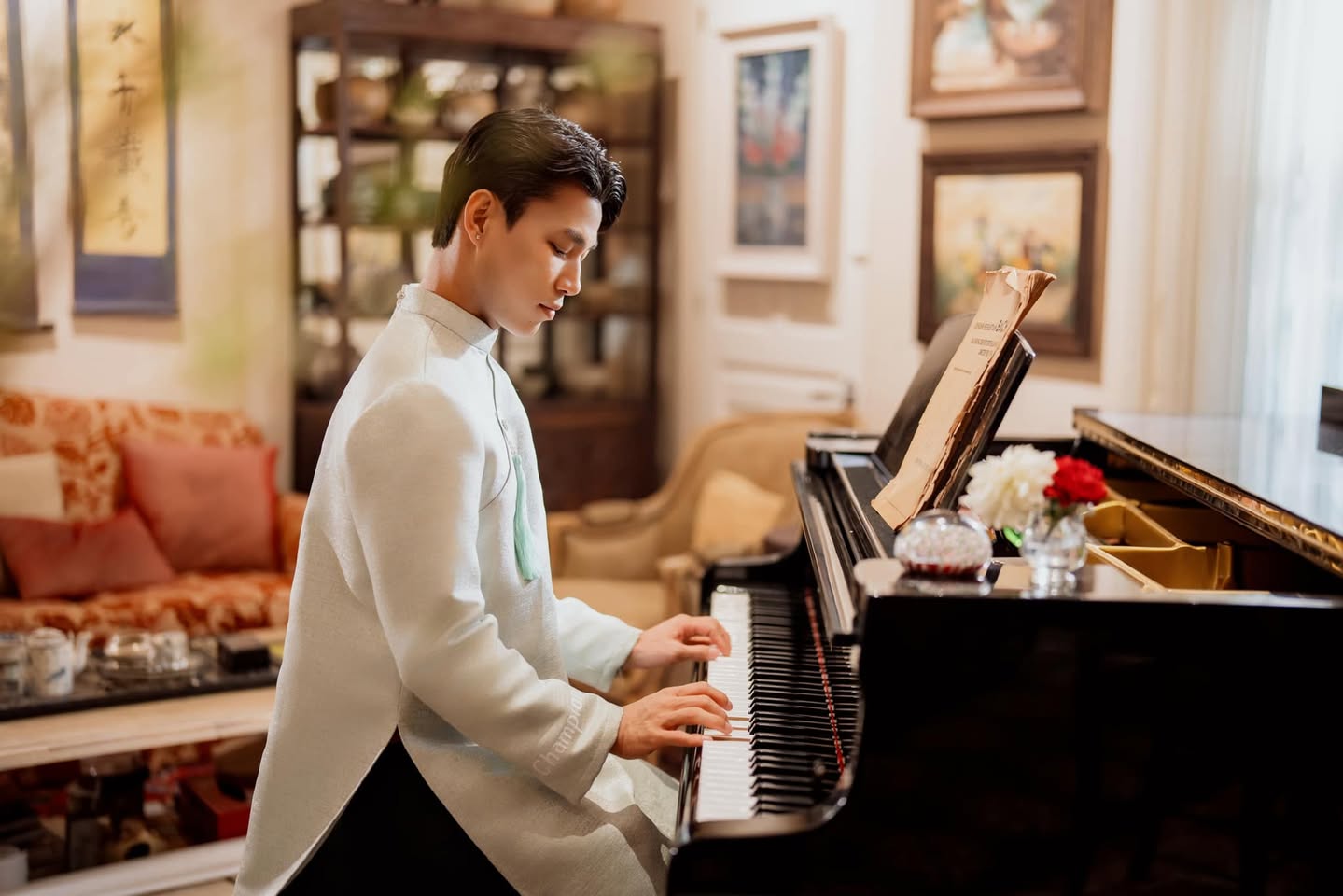 Văn Thanh vừa khoe ảnh nắm tay n&agrave;ng hotgirl sexy, gi&agrave;u c&oacute;, liền c&oacute; lu&ocirc;n th&ocirc;ng b&aacute;o g&acirc;y x&ocirc;n xao- Ảnh 5.