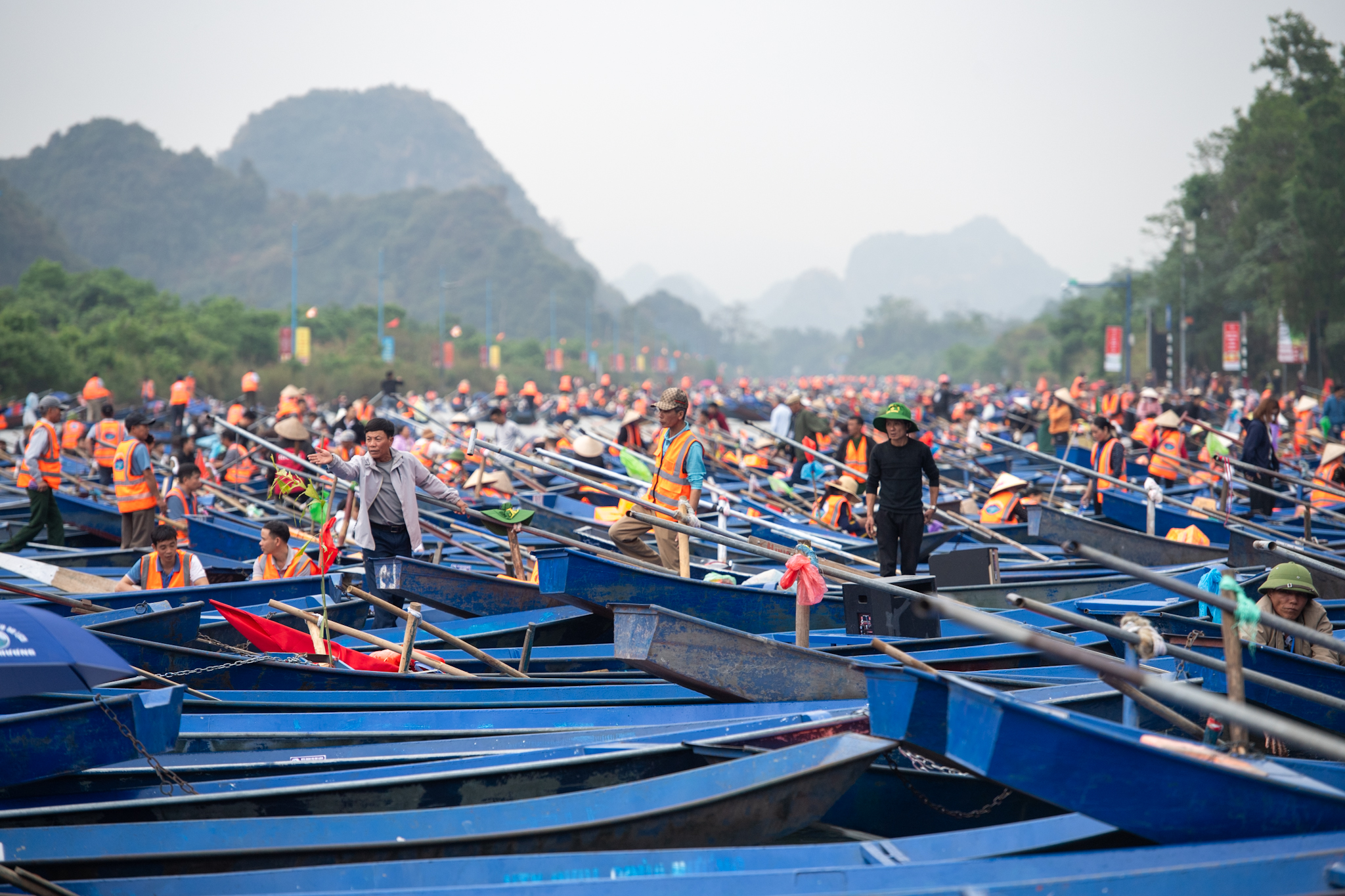 Mùng 5 Tết: Lái đò chen chúc đưa hàng nghìn du khách thập phương đến lễ chùa Hương- Ảnh 5.