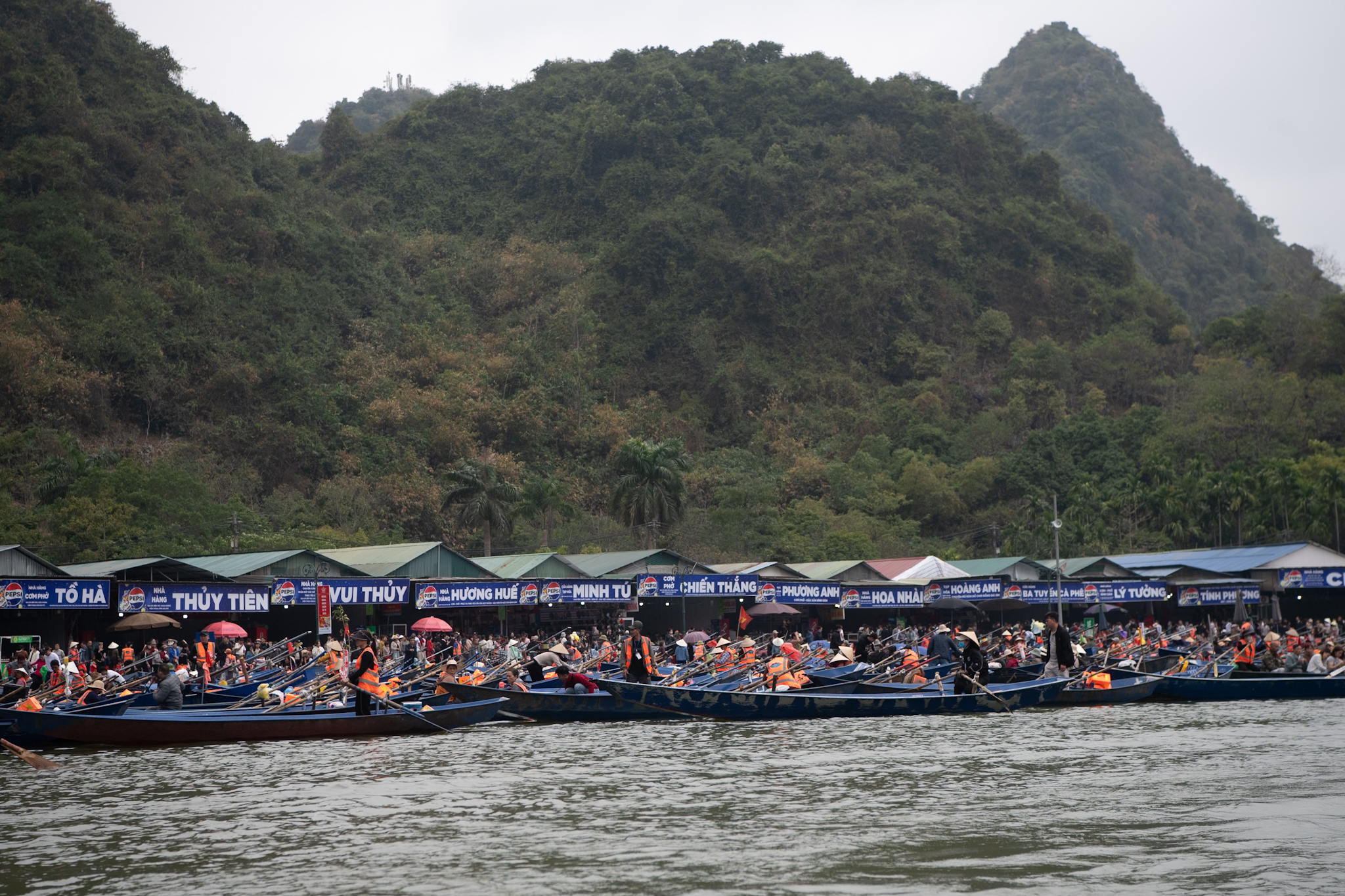 Mùng 5 Tết: Lái đò chen chúc đưa hàng nghìn du khách thập phương đến lễ chùa Hương- Ảnh 6.