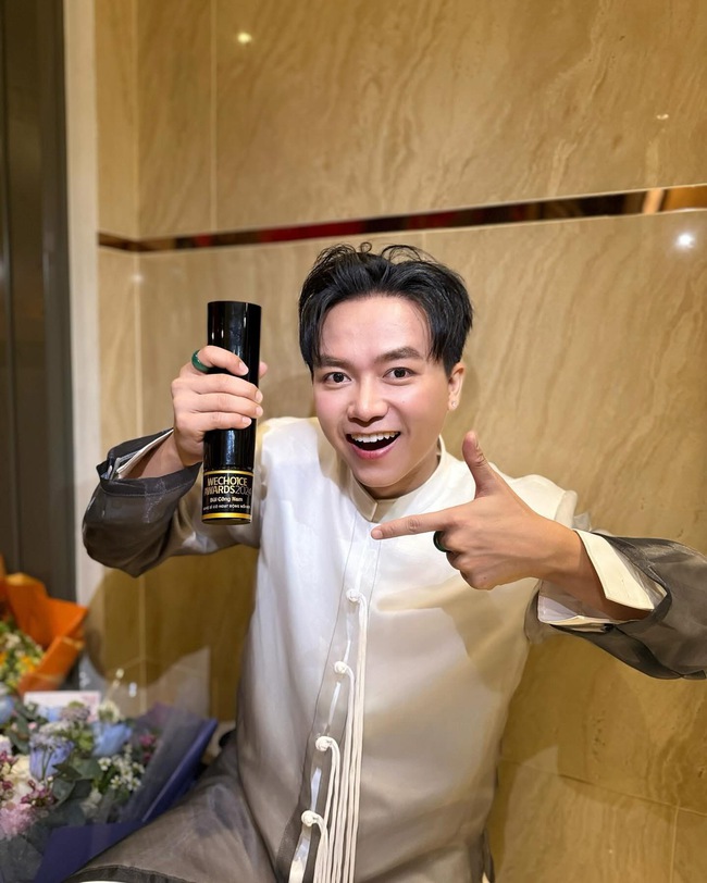 Độc lạ Anh Tài về quê đón Tết mở fanmeeting “của nhà trồng được”, bổ cả dừa cụng ly với fan- Ảnh 4.