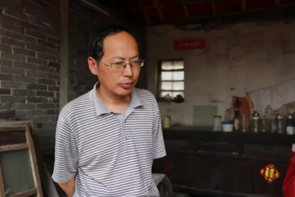 Thần đồng toán học đỗ thủ khoa đại học năm 16 tuổi, U60 lại sống phụ thuộc bố mẹ già, bạn cũ phải tài trợ tiền sửa nhà dột nát- Ảnh 3.