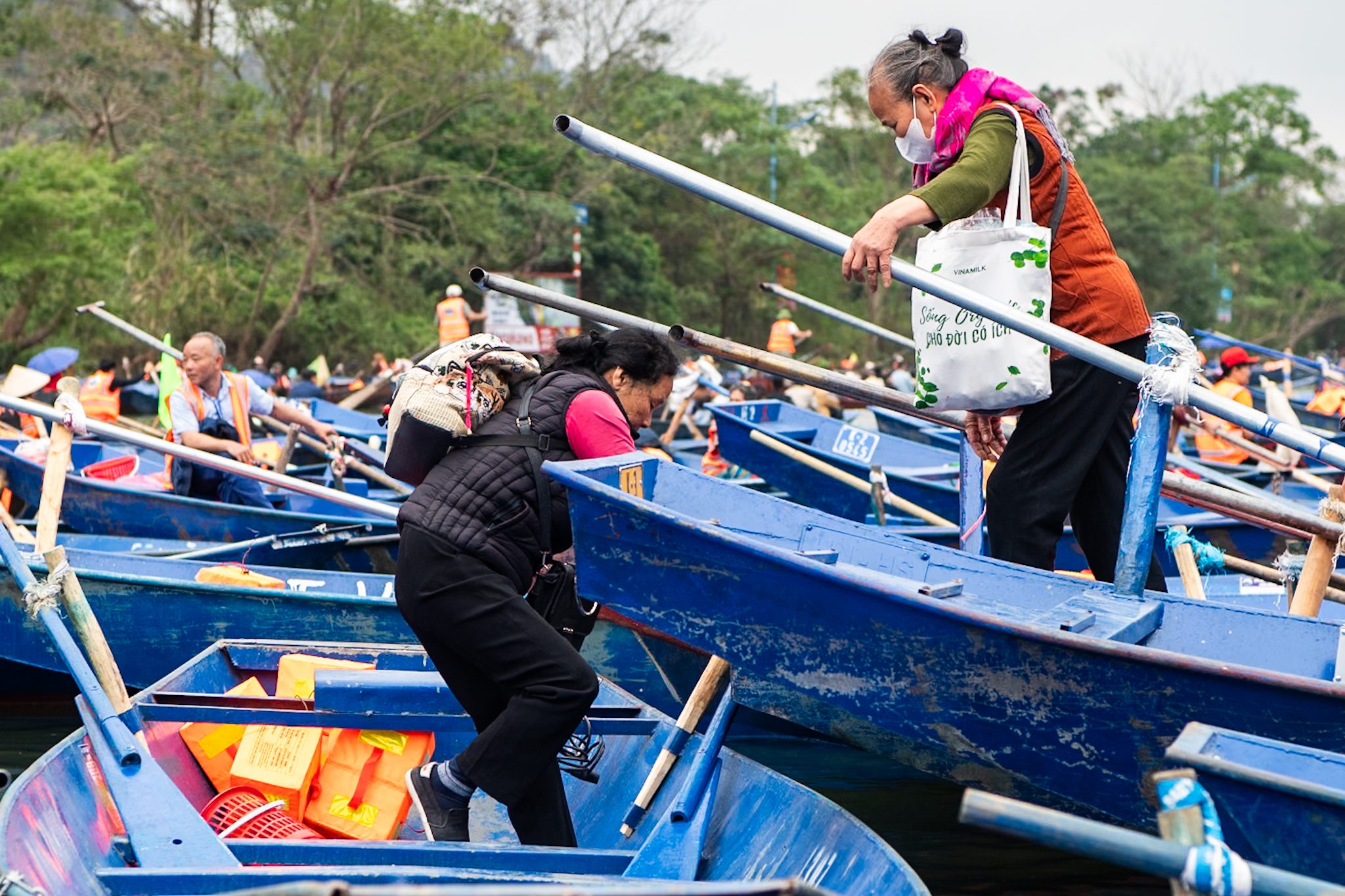 Mùng 5 Tết: Lái đò chen chúc đưa hàng nghìn du khách thập phương đến lễ chùa Hương- Ảnh 7.