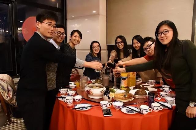 Giấu chuyện vỡ nợ đi họp lớp, bạn học giàu khóc giữa quán ăn khi 1 tờ giấy rơi ra lúc tàn tiệc- Ảnh 2.