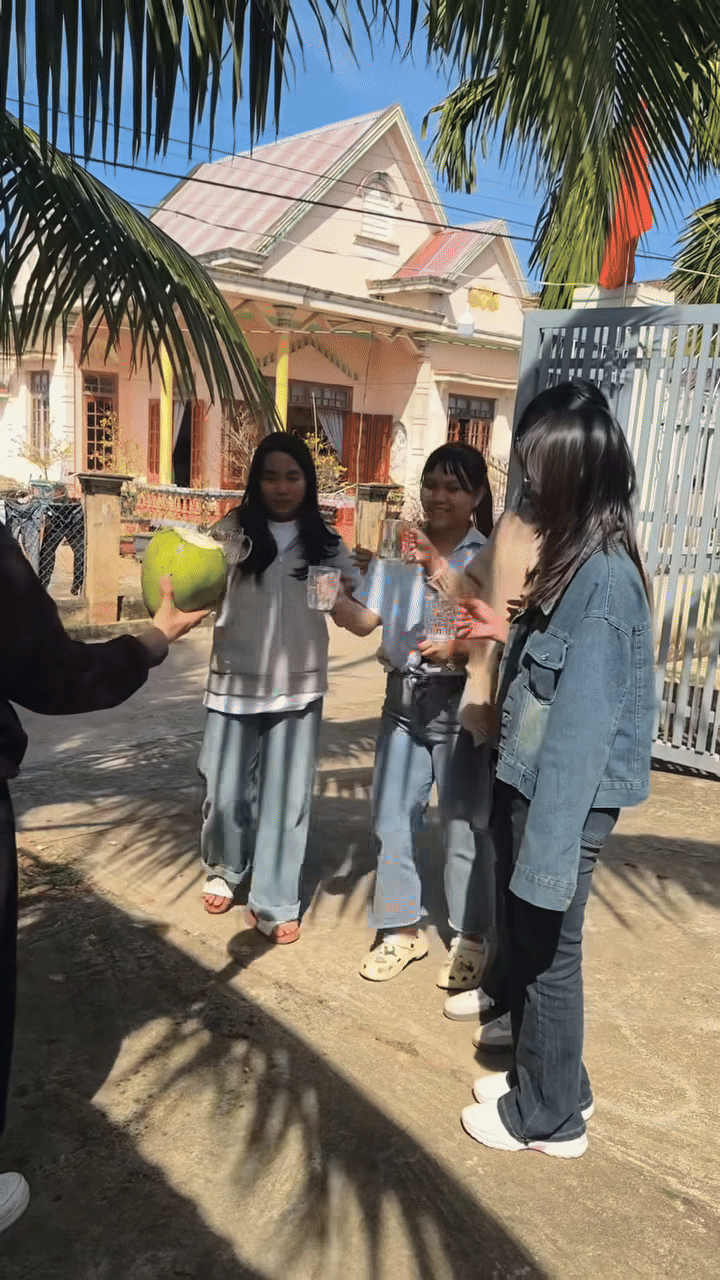 Độc lạ Anh Tài về quê đón Tết mở fanmeeting “của nhà trồng được”, bổ cả dừa cụng ly với fan- Ảnh 3.