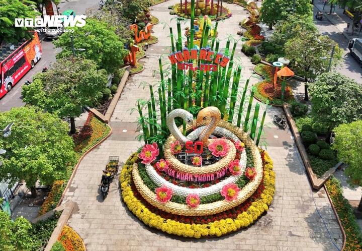 TP.HCM trưng bày linh vật rắn khổng lồ ở phố đi bộ Nguyễn Huệ đến hết tháng 2- Ảnh 1. TP.HCM trưng bày linh vật rắn khổng lồ ở phố đi bộ Nguyễn Huệ đến hết tháng 2- Ảnh 1.