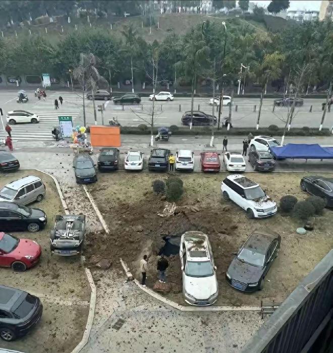 Vụ bé trai ném pháo làm nổ loạt xe sang Lincoln, Lexus, Porsche: Gia đình có phải "tán gia bại sản" để bồi thường?- Ảnh 1.