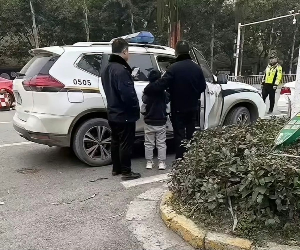 Vụ cậu bé ném pháo làm hư hại loạt xe sang đang gây shock: Một nhân vật bí ẩn xuất hiện hé lộ nhiều tình tiết mới!- Ảnh 6.