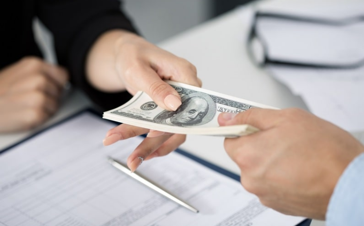 Khi người khác vay tiền, người EQ cao không hỏi “vay bao nhiêu?” mà hỏi 2 câu này: Chẳng lo cảnh “quỳ đòi nợ”- Ảnh 1.