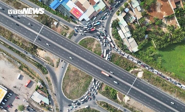 &Ocirc; t&ocirc; con bẹp d&uacute;m sau va chạm với 2 xe kh&aacute;ch tr&ecirc;n cao tốc Phan Thiết - Dầu Gi&acirc;y- Ảnh 3.