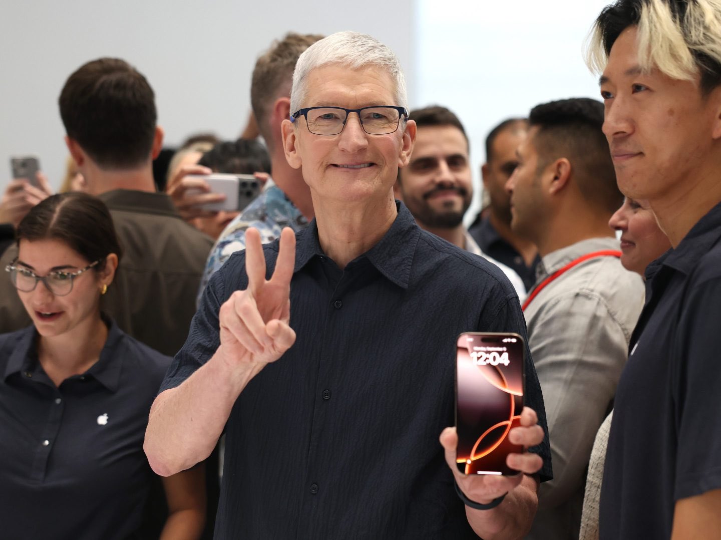 CEO Apple Tim Cook hé lộ về iPhone mới- Ảnh 1. CEO Apple Tim Cook hé lộ về iPhone mới- Ảnh 1.