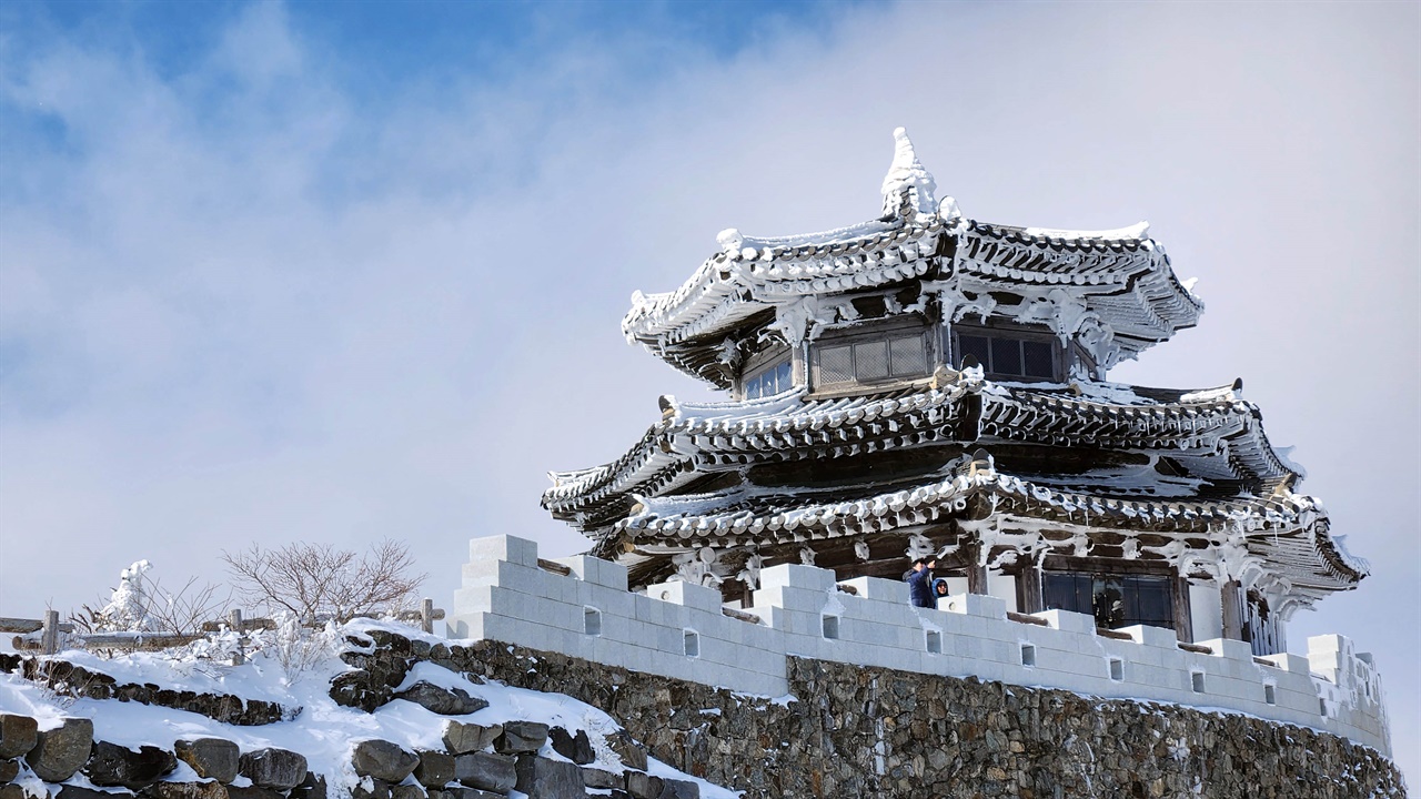 Công trình nổi tiếng trên đỉnh "Alps của Hàn Quốc" cháy như đuốc vào đầu năm, chỉ còn trơ khung- Ảnh 3.