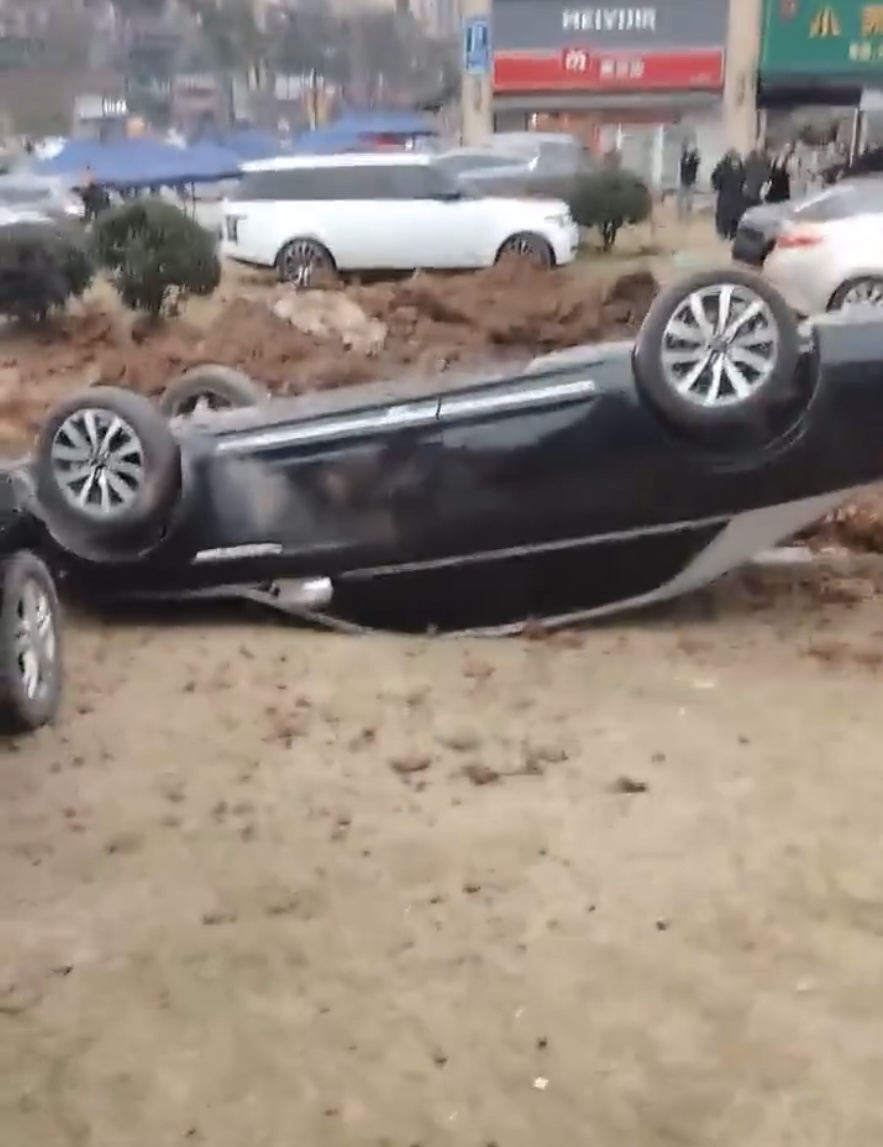 Vụ cậu bé ném pháo làm hư hại loạt xe sang đang gây shock: Một nhân vật bí ẩn xuất hiện hé lộ nhiều tình tiết mới!- Ảnh 3.