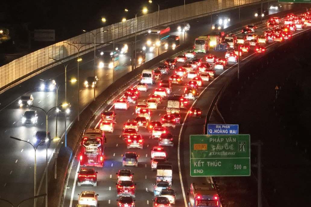 &Ugrave;n tắc suốt đ&ecirc;m gần 5km tr&ecirc;n cao tốc cửa ng&otilde; H&agrave; Nội- Ảnh 1.