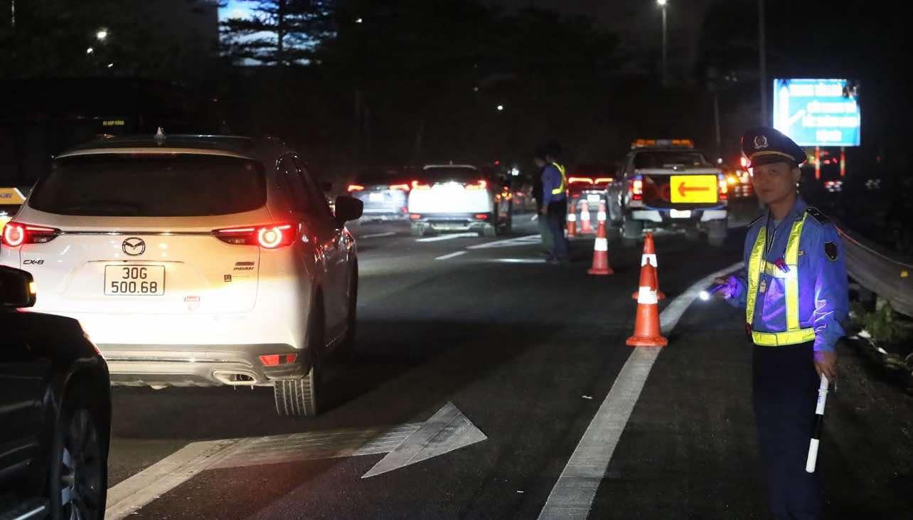 &Ugrave;n tắc suốt đ&ecirc;m gần 5km tr&ecirc;n cao tốc cửa ng&otilde; H&agrave; Nội- Ảnh 4.