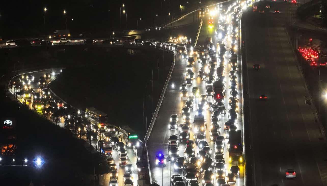 &Ugrave;n tắc suốt đ&ecirc;m gần 5km tr&ecirc;n cao tốc cửa ng&otilde; H&agrave; Nội- Ảnh 2.