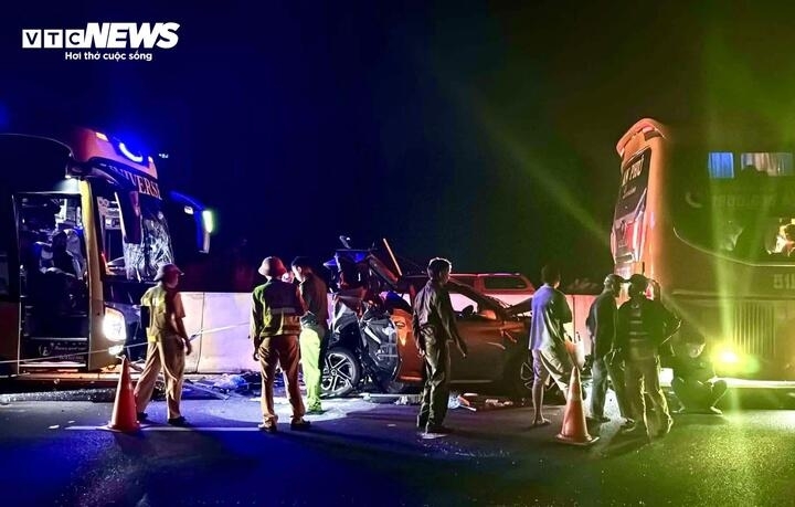 &Ocirc; t&ocirc; con bẹp d&uacute;m sau va chạm với 2 xe kh&aacute;ch tr&ecirc;n cao tốc Phan Thiết - Dầu Gi&acirc;y- Ảnh 1.