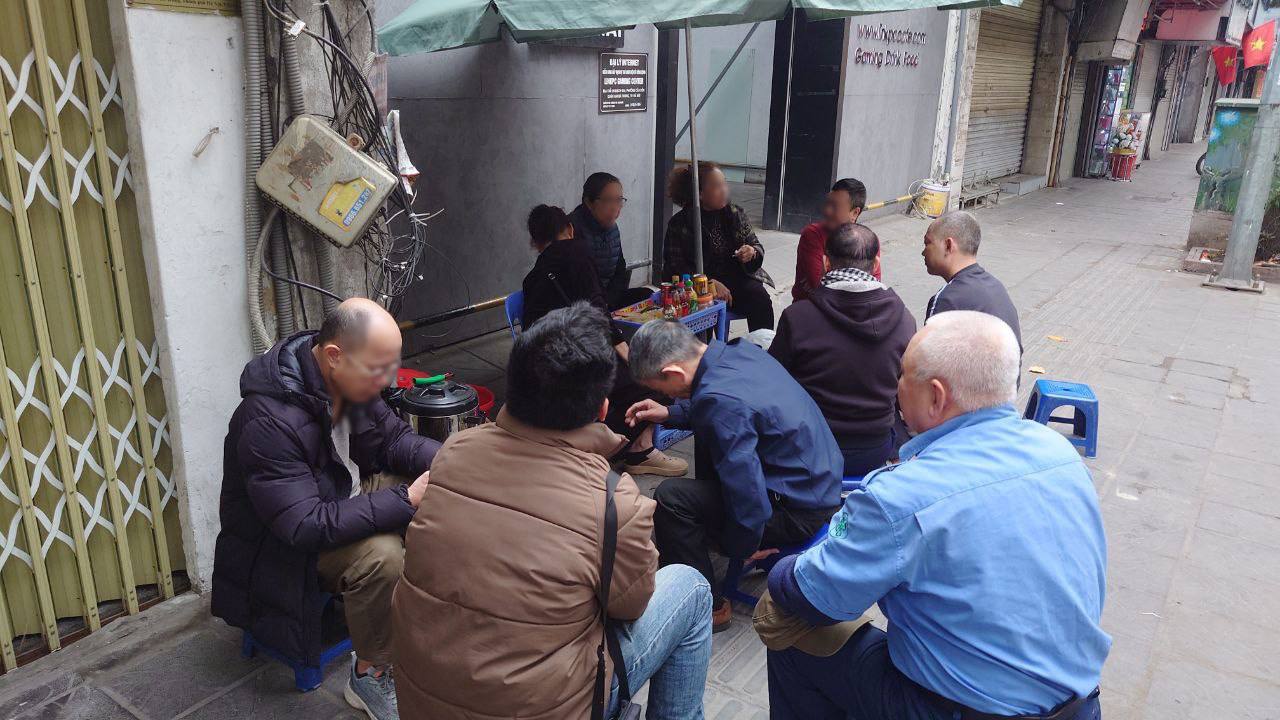 Chủ quán bún riêu bị tố bán 400k/bát buồn bã, hàng xóm động viên: “Lần sau rút kinh nghiệm, “quả đùa” này giá quá đắt!”- Ảnh 7. Chủ quán bún riêu bị tố bán 400k/bát buồn bã, hàng xóm động viên: “Lần sau rút kinh nghiệm, “quả đùa” này giá quá đắt!”- Ảnh 7.
