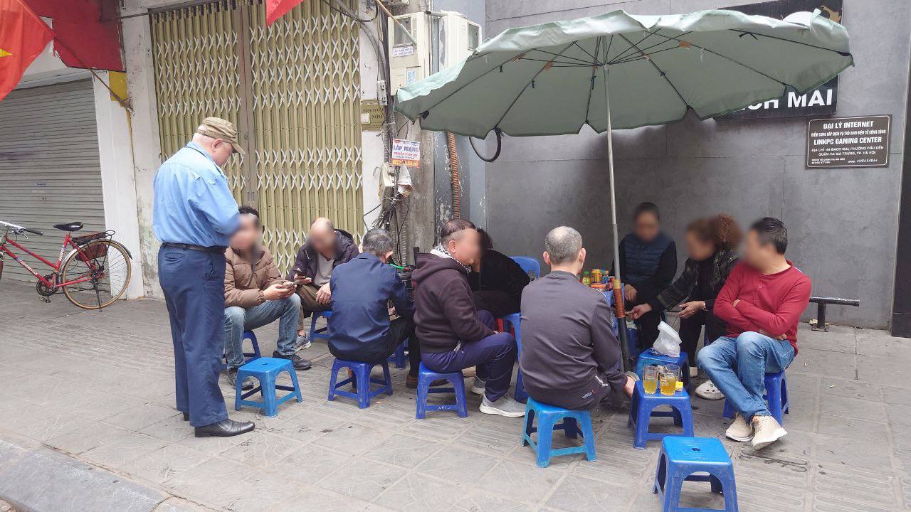 Chủ quán bún riêu bị tố bán 400k/bát buồn bã, hàng xóm động viên: “Lần sau rút kinh nghiệm, “quả đùa” này giá quá đắt!”- Ảnh 4. Chủ quán bún riêu bị tố bán 400k/bát buồn bã, hàng xóm động viên: “Lần sau rút kinh nghiệm, “quả đùa” này giá quá đắt!”- Ảnh 4.