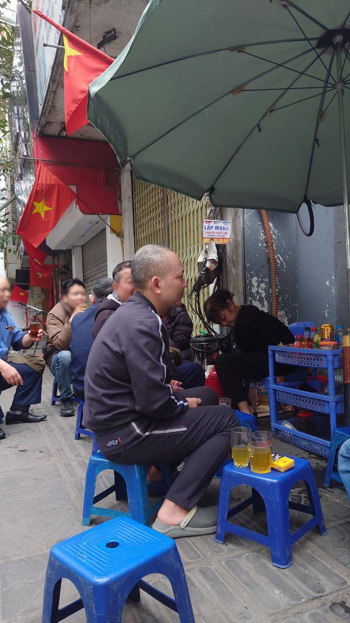 Chủ quán bún riêu bị tố bán 400k/bát buồn bã, hàng xóm động viên: “Lần sau rút kinh nghiệm, “quả đùa” này giá quá đắt!”- Ảnh 5. Chủ quán bún riêu bị tố bán 400k/bát buồn bã, hàng xóm động viên: “Lần sau rút kinh nghiệm, “quả đùa” này giá quá đắt!”- Ảnh 5.