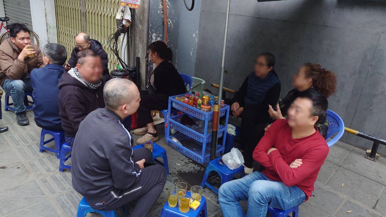 Chủ quán bún riêu bị tố bán 400k/bát buồn bã, hàng xóm động viên: “Lần sau rút kinh nghiệm, “quả đùa” này giá quá đắt!”- Ảnh 8. Chủ quán bún riêu bị tố bán 400k/bát buồn bã, hàng xóm động viên: “Lần sau rút kinh nghiệm, “quả đùa” này giá quá đắt!”- Ảnh 8.