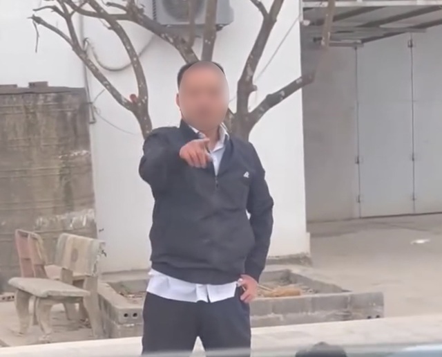 Vụ nhóm người hành hung tài xế ô tô ở Nam Định: Nạn nhân bị choáng, chóng mặt, mất đồng hồ 30 triệu đồng- Ảnh 3.