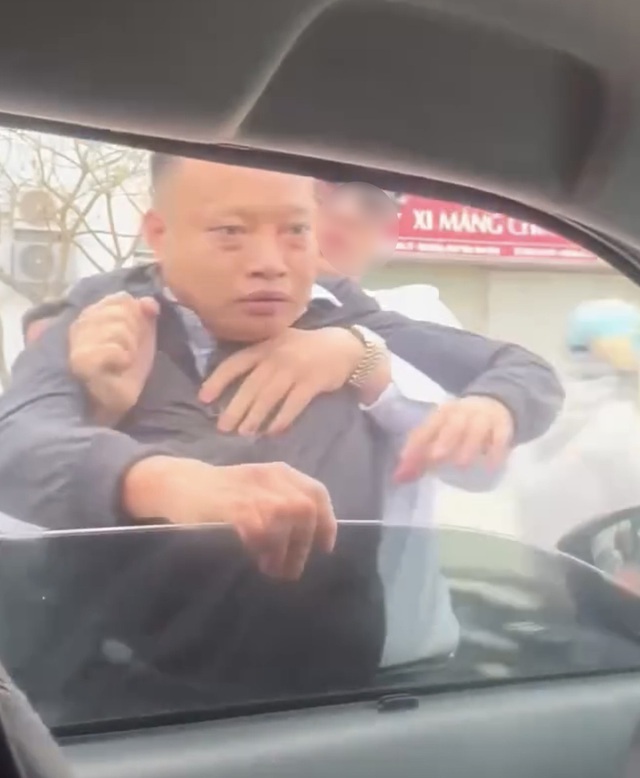 Vụ t&agrave;i xế &ocirc; t&ocirc; bị h&agrave;nh hung ở Nam Định: 2 anh em ruột đ&aacute;nh người n&oacute;i g&igrave; tại cơ quan c&ocirc;ng an?- Ảnh 2.