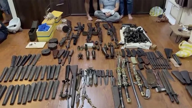 C&ocirc;ng an thu giữ g&igrave; khi kh&aacute;m x&eacute;t khẩn cấp căn chung cư của "&ocirc;ng tr&ugrave;m" L&ecirc; Nguy&ecirc;n Hạnh?- Ảnh 9.