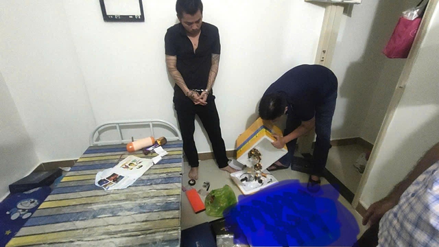 C&ocirc;ng an thu giữ g&igrave; khi kh&aacute;m x&eacute;t khẩn cấp căn chung cư của "&ocirc;ng tr&ugrave;m" L&ecirc; Nguy&ecirc;n Hạnh?- Ảnh 5.