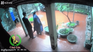 Kẻ lạ mặt mặc &aacute;o mưa lục lọi khắp nh&agrave;, h&agrave;nh động liều lĩnh khi bị gia chủ bắt gặp khiến nhiều người lạnh sống lưng- Ảnh 1.