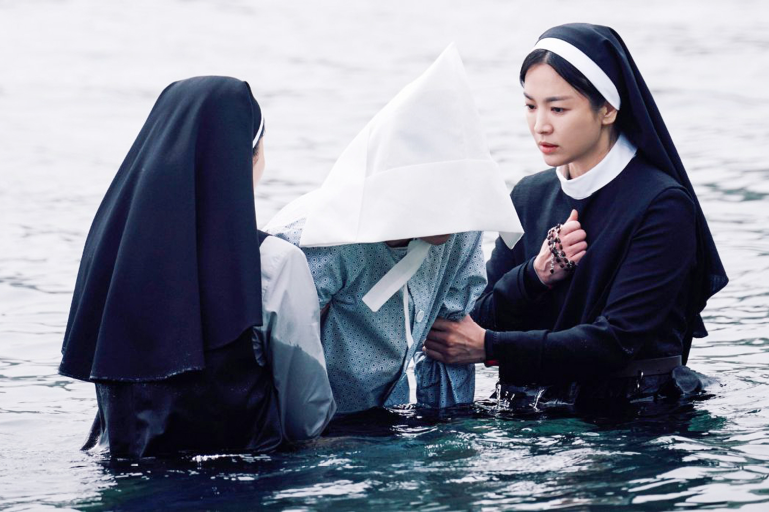 Dark Nuns: Song Hye Kyo chạm tới đỉnh cao của nhan sắc và diễn xuất- Ảnh 3.