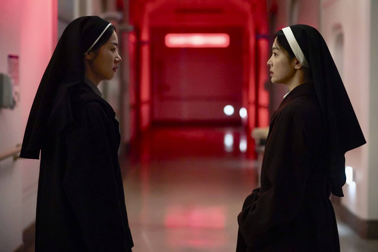 Dark Nuns: Song Hye Kyo chạm tới đỉnh cao của nhan sắc và diễn xuất- Ảnh 5.