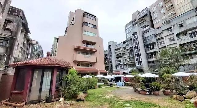 Biệt thự gần 2.000 tỷ của cố nữ sĩ Quỳnh Dao được hé lộ: Sân vườn rộng 600m2 cùng sân chơi bowling và rạp chiếu phim mini- Ảnh 5.