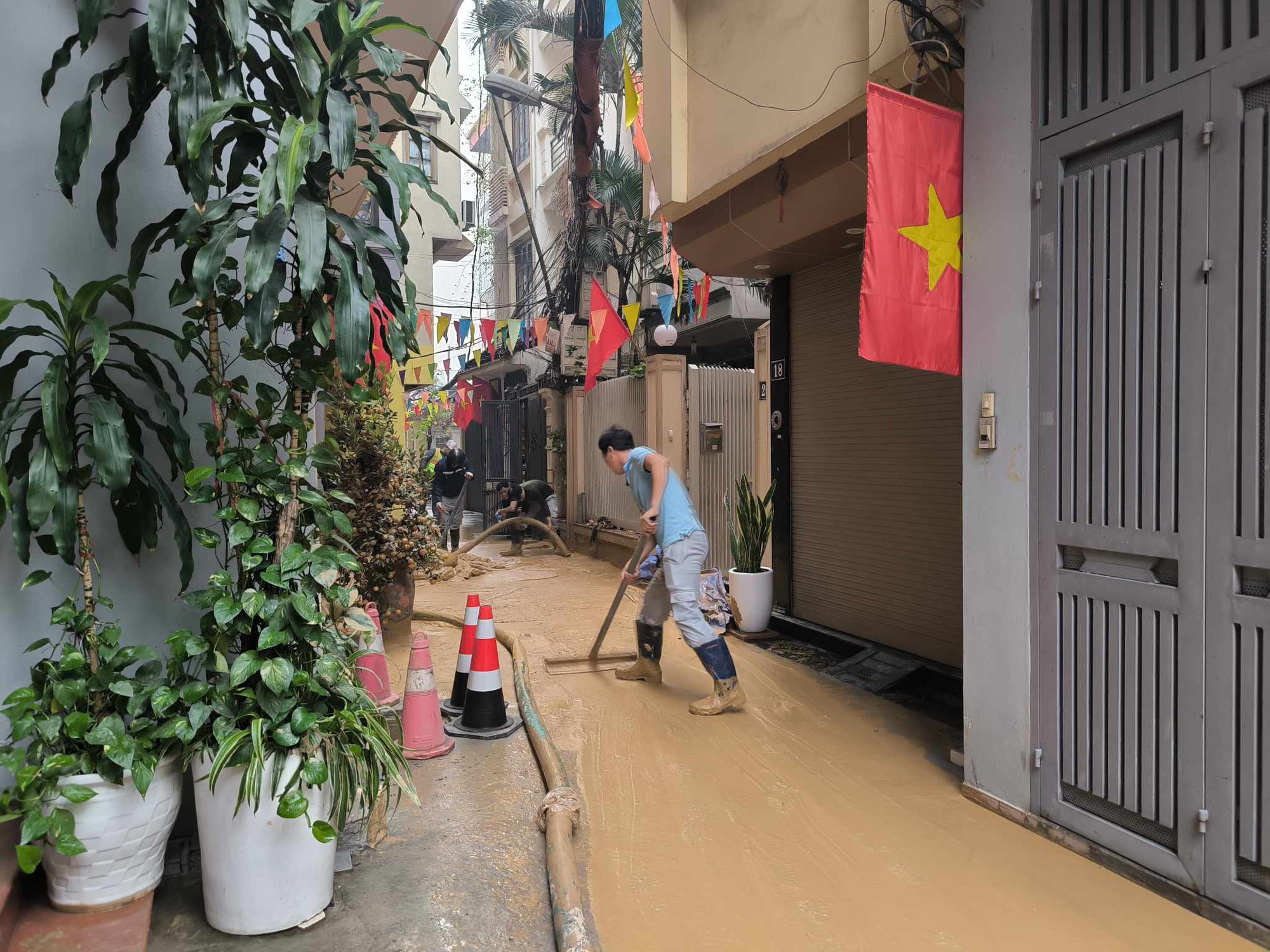 "Suối" bùn đất vẫn phun trào giữa khu dân cư nội đô Hà Nội, chủ đầu tư xin lỗi- Ảnh 4. "Suối" bùn đất vẫn phun trào giữa khu dân cư nội đô Hà Nội, chủ đầu tư xin lỗi- Ảnh 4.