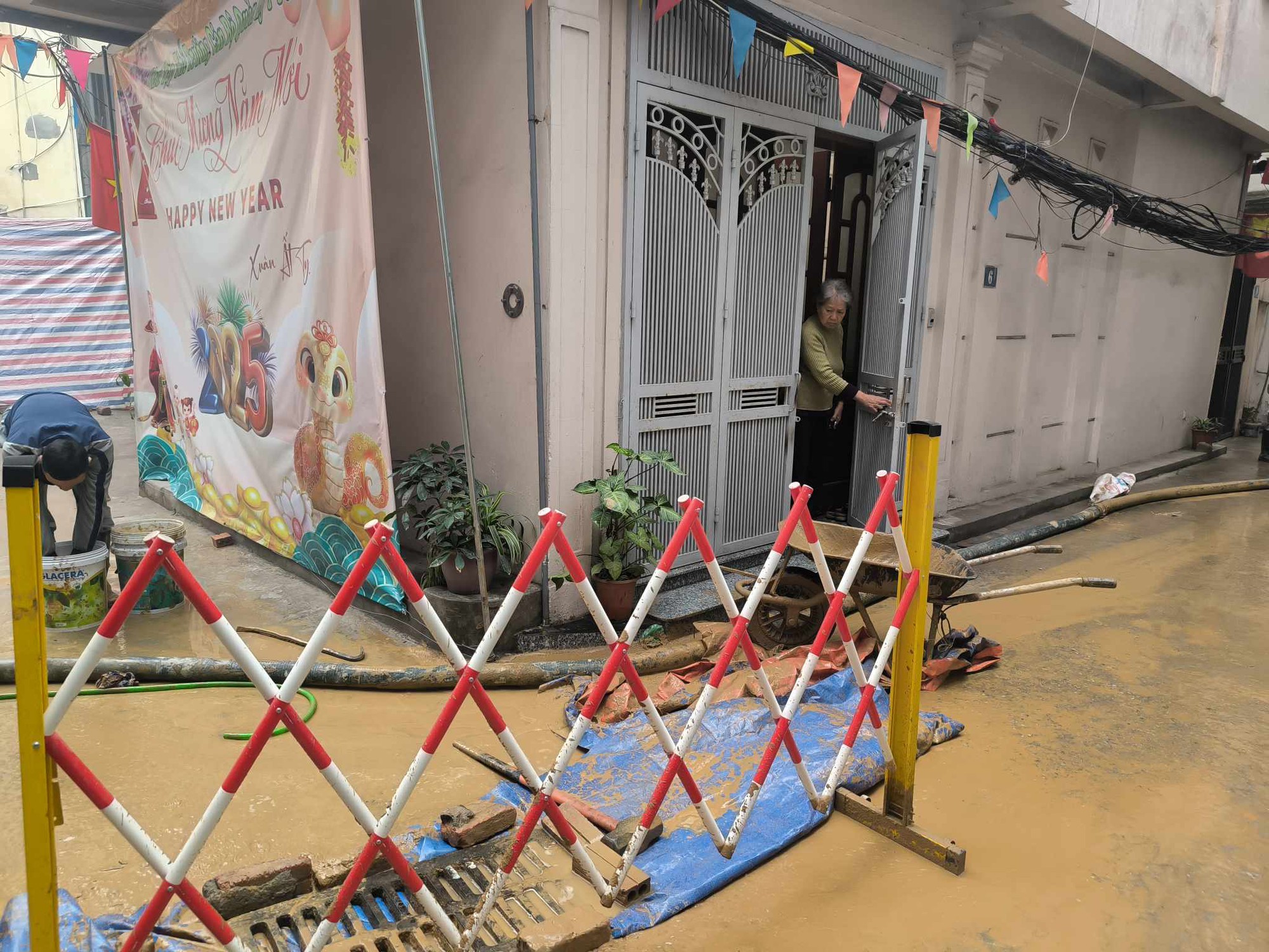 "Suối" bùn đất vẫn phun trào giữa khu dân cư nội đô Hà Nội, chủ đầu tư xin lỗi- Ảnh 3. "Suối" bùn đất vẫn phun trào giữa khu dân cư nội đô Hà Nội, chủ đầu tư xin lỗi- Ảnh 3.