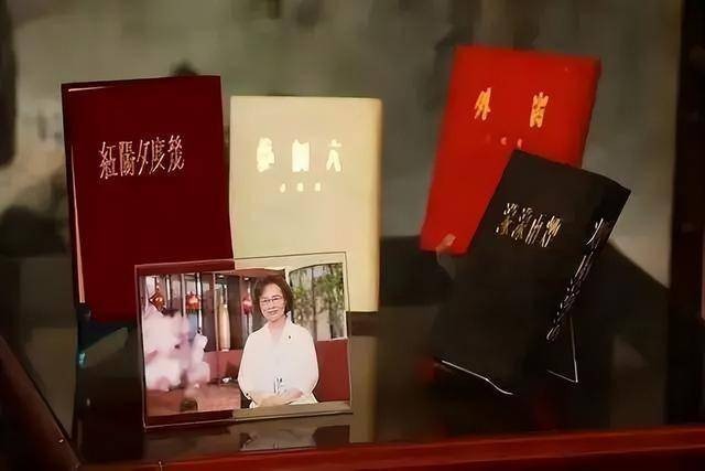 Biệt thự gần 2.000 tỷ của cố nữ sĩ Quỳnh Dao được hé lộ: Sân vườn rộng 600m2 cùng sân chơi bowling và rạp chiếu phim mini- Ảnh 9.