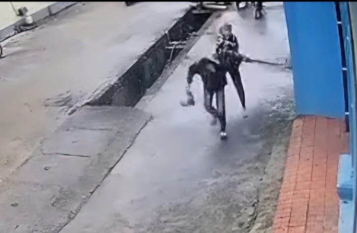 Nam thanh niên bị vụt liên tiếp vào đầu, nằm gục giữa đường- Ảnh 1.