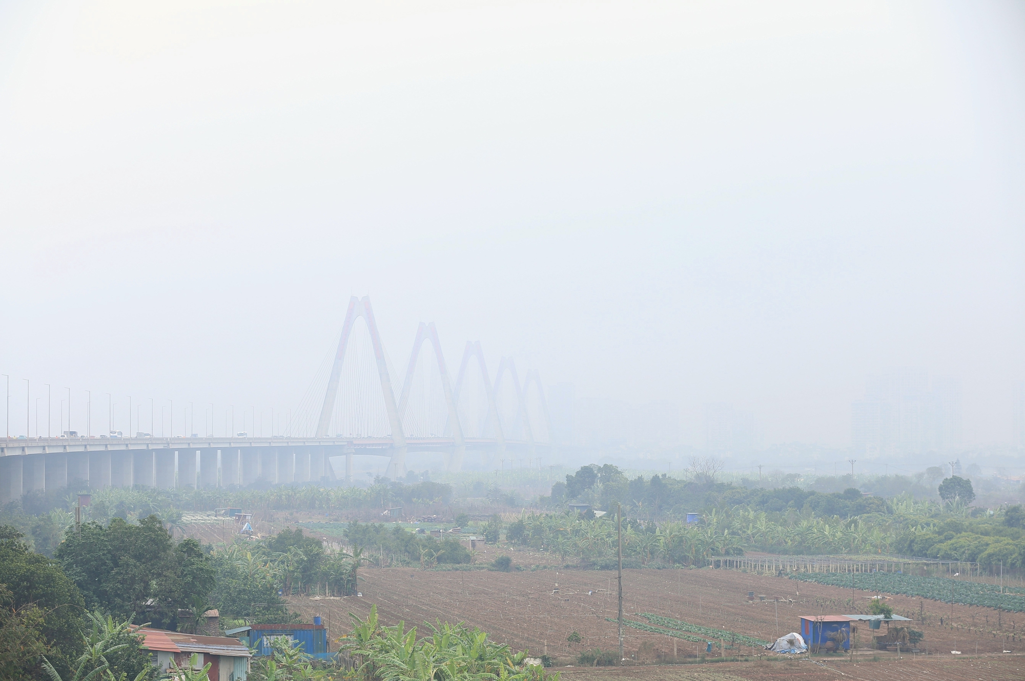 Hà Nội chìm trong sương mù và bụi mịn, nhiều người tham gia giao thông phải bật đèn xe giữa ban ngày vì tầm nhìn hạn chế- Ảnh 4.